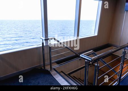 Escalier menant vers le bas et vue sur la mer sur le ferry. Sortez à l'extérieur. Photo de haute qualité Banque D'Images