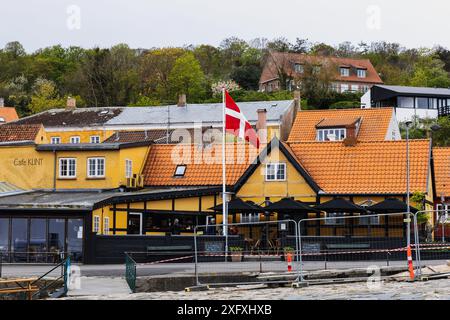 Ancienne rue de la ville de Gudhjem, île de Bornholm, Danemark - 5 juillet 2024 Banque D'Images