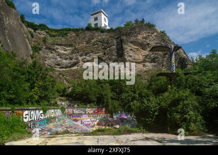 Vestiges de piscine couverts de graffitis des années 1920 dans le complexe de Barrandov Terraces, un complexe de loisirs construit dans les années 1920 par la famille Havel. Banque D'Images