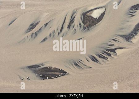 Motifs de sable, rivière Pjorsa, près de Selfoss, Islande. Août 2017 Banque D'Images