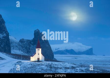 Église Vik i Myrdal en hiver, avec la pleine lune, Islande. Janvier 2015 Banque D'Images