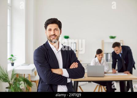Heureux beau homme d'affaires mature confiant, dirigeant d'entreprise, PDG portrait d'entreprise Banque D'Images