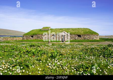 Réplique de Norse Viking Longhouse à Brookpoint, Unst, îles Shetland, Écosse, Royaume-Uni, mai 2018 Banque D'Images