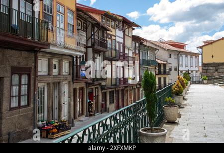 Guimaraes, Portugal - 18h juin 2024 : rues et bâtiments historiques dans Guimaraes médiévale, la première capitale du Portugal Banque D'Images