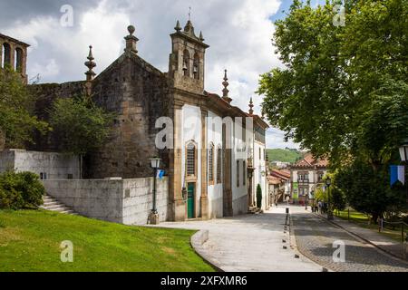 Guimaraes, Portugal - 18h juin 2024 : rues et bâtiments historiques dans Guimaraes médiévale, la première capitale du Portugal Banque D'Images