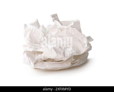 La vue avant des boules de papier de soie vissées ou froissées après utilisation est isolée sur fond blanc avec chemin de découpage. Banque D'Images