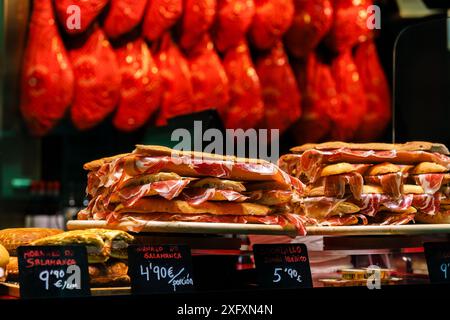 Séville, Espagne. 7 février 2024 - sandwichs espagnols avec jambon ibérique dans un marché Banque D'Images