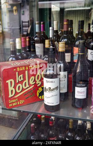 Séville, Espagne. 5 février 2024 - vins espagnols exposés dans la vitrine du restaurant la Bodega. Banque D'Images