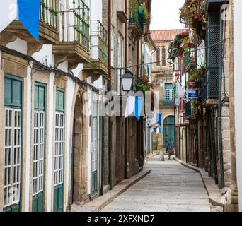 Guimaraes, Portugal - 19 juin 2024 : rue historique et place dans Guimaraes médiévale, la première capitale du Portugal Banque D'Images