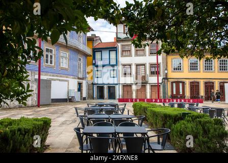 Guimaraes, Portugal - 19 juin 2024 : rue historique et place dans Guimaraes médiévale, la première capitale du Portugal Banque D'Images