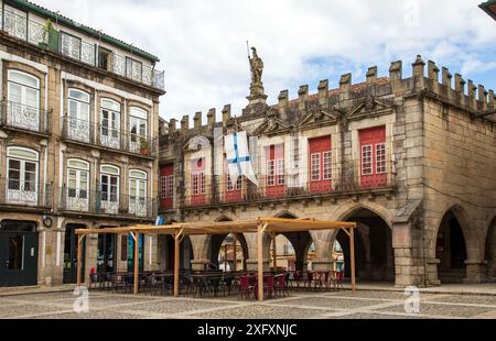 Guimaraes, Portugal - 19 juin 2024 : rue historique et place dans Guimaraes médiévale, la première capitale du Portugal Banque D'Images