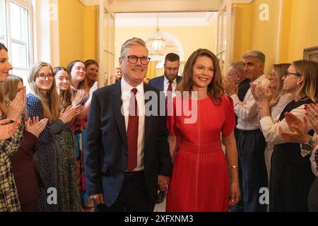 Londres, Royaume-Uni. 05 juillet 2024. Le premier ministre, Sir Keir Starmer, et son épouse, Victoria, arrivent au 10 Downing Street à Londres, prononçant son premier discours à la nation en tant que chef du gouvernement du Royaume-Uni le vendredi 5 juillet 2024. Photo de Rory Arnold/No 10 Downing Street/UPI crédit : UPI/Alamy Live News Banque D'Images