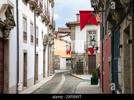 Guimaraes, Portugal - 19 juin 2024 : rue historique et étroite dans Guimaraes médiévale, la première capitale du Portugal Banque D'Images