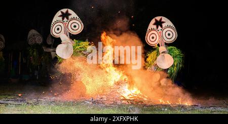 Danse de feu traditionnelle du bain. Interprété par des hommes de la tribu Baining qui entrent dans un état de transe comme et dansent autour et à travers le feu dans des masques pensés pour ressembler à des insectes pour entrer en contact avec le monde spirituel. Montagnes de Baining, près de Kokopo, Nouvelle-Bretagne, Papouasie-Nouvelle-Guinée, juillet 2018. Banque D'Images