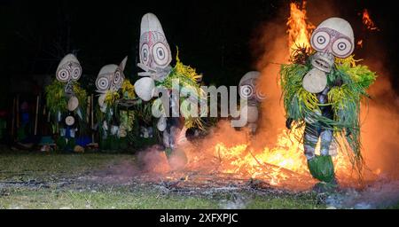 Danse de feu traditionnelle du bain. Interprété par des hommes de la tribu Baining qui entrent dans un état de transe comme et dansent autour et à travers le feu dans des masques pensés pour ressembler à des insectes pour entrer en contact avec le monde spirituel. Montagnes de Baining, près de Kokopo, Nouvelle-Bretagne, Papouasie-Nouvelle-Guinée, juillet 2018. Banque D'Images