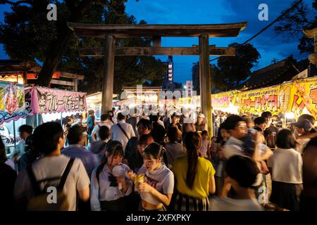5 JUILLET 2024 - les gens visitent le sanctuaire de Kawahara lors d'un festival d'été à Nagoya, au Japon. Les températures à Nagoya ont atteint 37,3 degrés Celsius à Nagoya vendredi, alors qu'une vague de chaleur a touché une grande partie du pays. L'Agence météorologique japonaise a déclaré que des températures dangereusement élevées étaient attendues dans certaines parties du pays tout au long du week-end. Crédit : Ben Weller/AFLO/Alamy Live News Banque D'Images