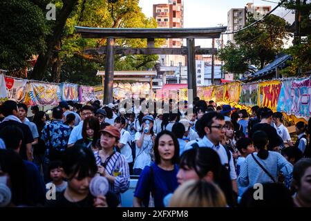 5 JUILLET 2024 - les gens visitent le sanctuaire de Kawahara lors d'un festival d'été à Nagoya, au Japon. Les températures à Nagoya ont atteint 37,3 degrés Celsius à Nagoya vendredi, alors qu'une vague de chaleur a touché une grande partie du pays. L'Agence météorologique japonaise a déclaré que des températures dangereusement élevées étaient attendues dans certaines parties du pays tout au long du week-end. Crédit : Ben Weller/AFLO/Alamy Live News Banque D'Images
