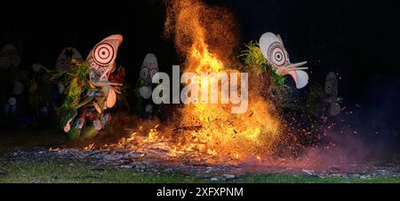 Danse de feu traditionnelle du bain. Interprété par des hommes de la tribu Baining qui entrent dans un état de transe comme et dansent autour et à travers le feu dans des masques pensés pour ressembler à des insectes pour entrer en contact avec le monde spirituel. Montagnes de Baining, près de Kokopo, Nouvelle-Bretagne, Papouasie-Nouvelle-Guinée, juillet 2018. Banque D'Images