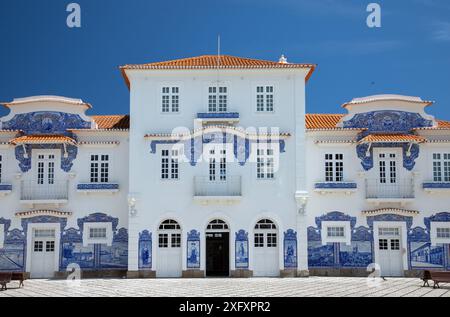 Aveiro, Portugal - 23 juin 2024 ; bâtiment historique de l'ancienne gare d'Aveiro orné de tuiles bleues typiques extérieures, qui raconte une histoire de Banque D'Images