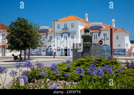 Aveiro, Portugal - 23 juin 2024 ; bâtiment historique de l'ancienne gare d'Aveiro orné de tuiles bleues typiques extérieures, qui raconte une histoire de Banque D'Images