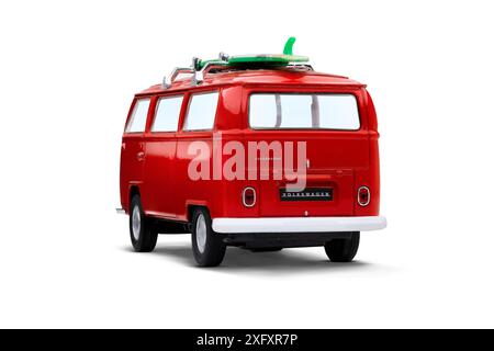 Izmir, Turquie - 4 juin 2024 : vue arrière gauche d'une voiture miniature rouge Volkswagen Camper 1971 avec une planche de surf sur le toit, photographiée sur un dos blanc Banque D'Images