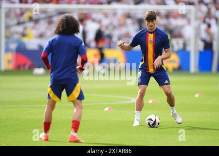 L’Espagnol Robin le Normand (à droite) lors de l’échauffement de son équipe avant l’UEFA Euro 2024, quart de finale au Stuttgart Arena à Stuttgart, en Allemagne. Date de la photo : vendredi 5 juillet 2024. Banque D'Images