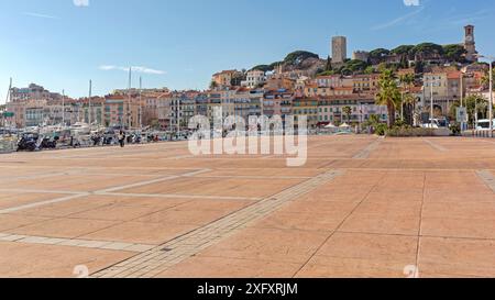 Cannes, France - 1er février 2016 : Marina Port place vide et monument historique fortification au Top jour d'hiver dans la vieille ville. Banque D'Images