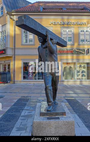 Fredrikstad, Norvège - 28 octobre 2016 : Statue en bronze d'ouvrier de la construction tenant des planches Monument à Stortorvet Square dans le centre-ville jour d'automne. Banque D'Images