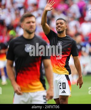 Stuttgart, Allemagne. 05 juillet 2024. Football, UEFA Euro 2024, Championnat d'Europe, Espagne - Allemagne, finale, quart de finale, Stuttgart Arena, l'Allemand Benjamin Henrichs (R) fait signe aux fans aux côtés de son coéquipier Niclas Füllkrug pendant l'échauffement. Crédit : Christian Charisius/dpa crédit : dpa Picture alliance/Alamy Live News/dpa/Alamy Live News Banque D'Images