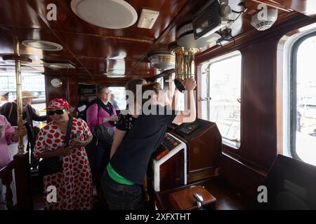 Helsinki, Finlande. 5 juillet 2024. Les gens visitent le navire équatorien 'Guayas' au port d'Helsinki, Finlande, le 5 juillet 2024. Les courses de grands voiliers Helsinki 2024 se dérouleront du 4 au 7 juillet et rassembleront 50 grands voiliers. L'événement devrait attirer environ 500 000 visiteurs. Crédit : Matti Matikainen/Xinhua/Alamy Live News Banque D'Images