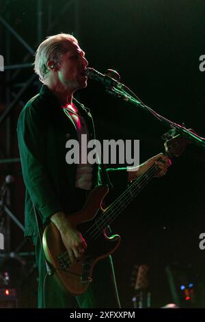 Michael Shuman de « Queens of the Stone Age » se produit en direct sur scène à l'Auditorium Parco della Musica de Rome. Banque D'Images