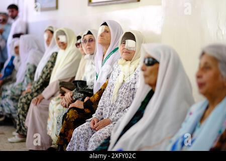 Douchanbé, Tadjikistan. 12 juin 2024. Les patients attendent des examens lors d'un événement Lifeline Express International Saving Mission à Douchanbé, Tadjikistan, le 12 juin 2024. Plus de 500 patients de la cataracte locale ont reçu des chirurgies gratuites dans le cadre du programme de Lifeline Express International Saving Mission réalisée par l'équipe médicale chinoise. Crédit : Zheng Kaijun/Xinhua/Alamy Live News Banque D'Images