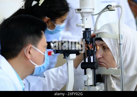 Douchanbé, Tadjikistan. 12 juin 2024. Un patient reçoit des examens lors d'un événement Lifeline Express International Saving Mission à Douchanbé, Tadjikistan, le 12 juin 2024. Plus de 500 patients de la cataracte locale ont reçu des chirurgies gratuites dans le cadre du programme de Lifeline Express International Saving Mission réalisée par l'équipe médicale chinoise. Crédit : Zheng Kaijun/Xinhua/Alamy Live News Banque D'Images