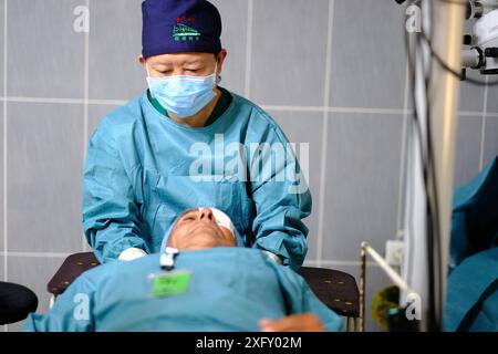 Douchanbé, Tadjikistan. 12 juin 2024. Une patiente de la cataracte reçoit une chirurgie gratuite lors d'un événement Lifeline Express International Saving Mission à Douchanbé, Tadjikistan, le 12 juin 2024. Plus de 500 patients de la cataracte locale ont reçu des chirurgies gratuites dans le cadre du programme de Lifeline Express International Saving Mission réalisée par l'équipe médicale chinoise. Crédit : Zheng Kaijun/Xinhua/Alamy Live News Banque D'Images