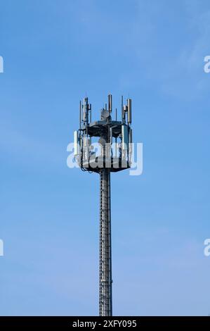 Mât de téléphone portable, mât de transmission devant le ciel, Hesse, Allemagne, Europe Banque D'Images