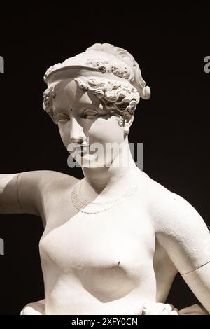 Bassano del Grappa, Italie - décembre 2022 : statue de Hebe, célèbre sculpture ancienne d'Antonio Canova, 1796 Banque D'Images