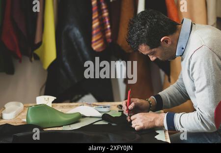 Portrait d'un cordonnier en cuir de coupe. Concept de chaussures concepteur. Banque D'Images