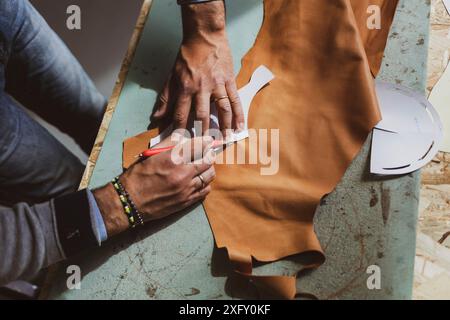 Cordonnier ou créateur de chaussures en cuir de travail pour la production de chaussures à la main. Banque D'Images