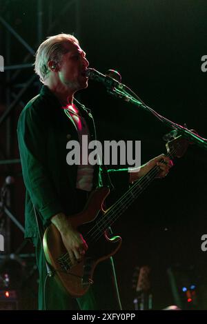 Rome, Italie. 04 juillet 2024. Michael Shuman de « Queens of the Stone Age » se produit en direct sur scène à l'Auditorium Parco della Musica de Rome. (Photo de Stefano Costantino/SOPA images/Sipa USA) crédit : Sipa USA/Alamy Live News Banque D'Images