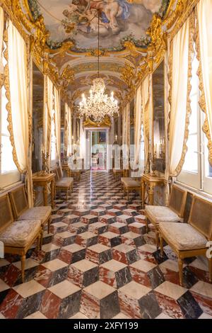 Gênes, Italie - 8 août 2023 : Palais Spinola. Couloir dans le style baroque de luxe, vieux palais, personne Banque D'Images