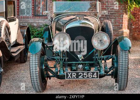 1924 Bentley trois litres avec des voitures du Bentley Drivers Club Meeting à l'hôtel Seckford Hall, Great Bealings, Woodbridge, Suffolk, Angleterre, ROYAUME-UNI Banque D'Images