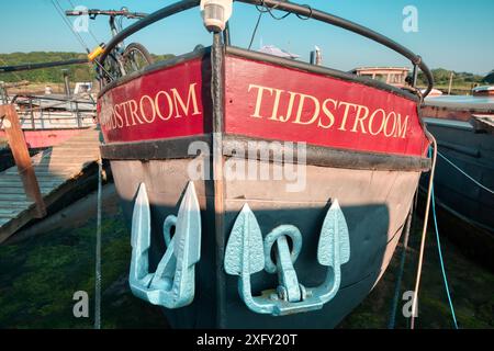 Tijdstroom, ancienne péniche à moteur amarrée à Woodbridge, Tide Mill Harbour, River Debden, Woodbridge, Suffolk, Angleterre Royaume-Uni Banque D'Images