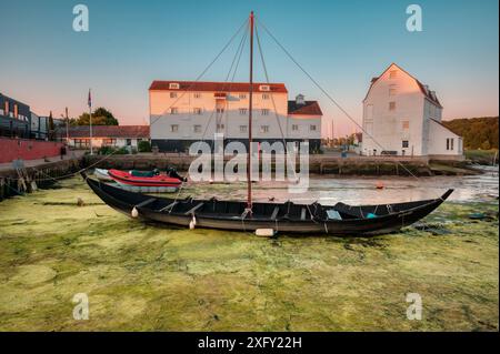 Maquette d'un navire anglo-saxon comme celui enterré à proximité à Sutton Hoo. Woodbridge, Tide Mill Harbour, River Debden, Woodbridge, Suffolk, Angleterre Royaume-Uni Banque D'Images