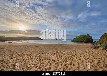 Plage, sable, paysage, ciel, nuages, lever du soleil, été, Broad Haven South Beach, Pembrokeshire Coast Path, Pembroke, pays de Galles, Royaume-Uni Banque D'Images