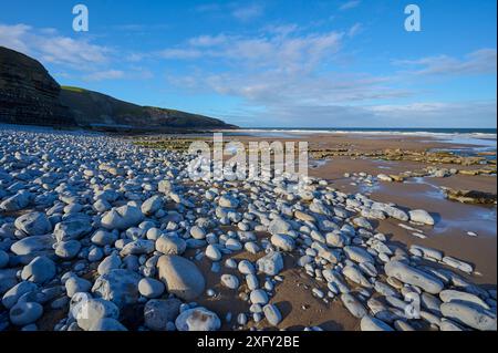 Côte rocheuse, pierre, plage, mer, ciel, Summer, Nash point, Marcross, Lantwit Major, Glamorgan Heritage Coast, pays de Galles, Royaume-Uni Banque D'Images