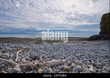 Côte rocheuse, pierre, plage, mer, ciel, Summer, Nash point, Marcross, Lantwit Major, Glamorgan Heritage Coast, pays de Galles, Royaume-Uni Banque D'Images