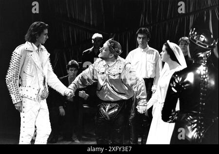 de gauche à droite : Grant Thatcher (Piers Gaveston), Simon Russell Beale (King Edward II), Polly Kemp (Lady Margaret de Clare) dans EDWARD II par Christopher Marlowe à la Royal Shakespeare Company (RSC), The Pit, Barbican Centre, Londres EC2 29/04/1991 musique : Ilona Sekacz design : Sandy Powell éclairage : Wayne Dowdeswell réalisateur : Gerard Murphy Banque D'Images