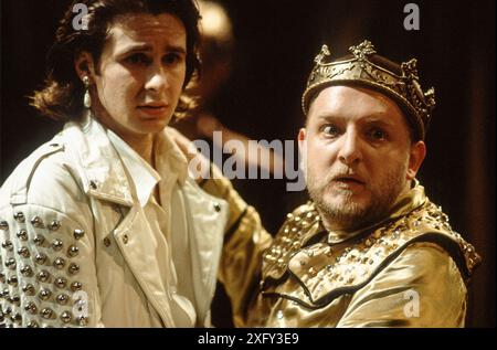 de gauche à droite : Grant Thatcher (Piers Gaveston), Simon Russell Beale (King Edward II) dans EDWARD II par Christopher Marlowe à la Royal Shakespeare Company (RSC), The Pit, Barbican Centre, Londres EC2 29/04/1991 musique : Ilona Sekacz design : Sandy Powell éclairage : Wayne Dowdeswell réalisateur : Gerard Murphy Banque D'Images