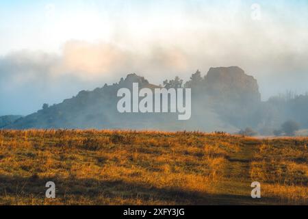 Monument naturel Helfensteine dans la réserve naturelle Dörnberg au lever du soleil avec brouillard matinal, quartier de Kassel, Hesse, Allemagne Banque D'Images