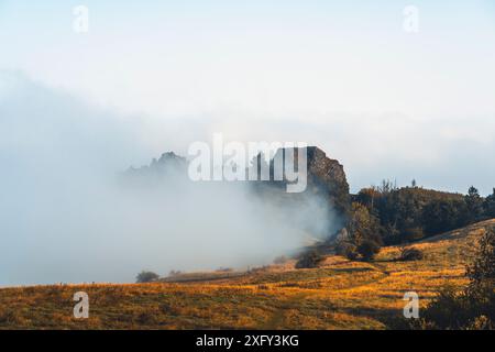 Monument naturel Helfensteine dans la réserve naturelle Dörnberg au lever du soleil avec brouillard matinal, quartier de Kassel, Hesse, Allemagne Banque D'Images